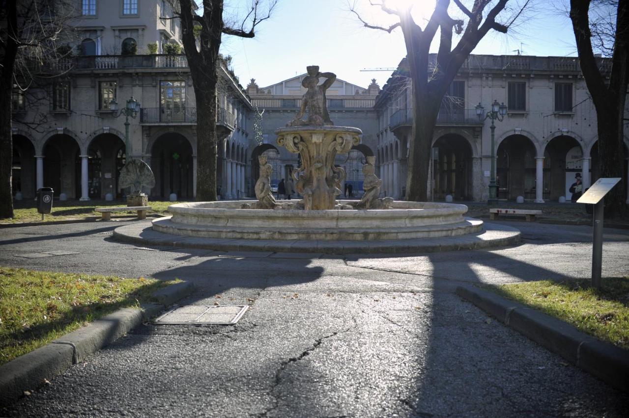 Bergamo Inn 15 מראה חיצוני תמונה The fountain of the Piazza del Mercato