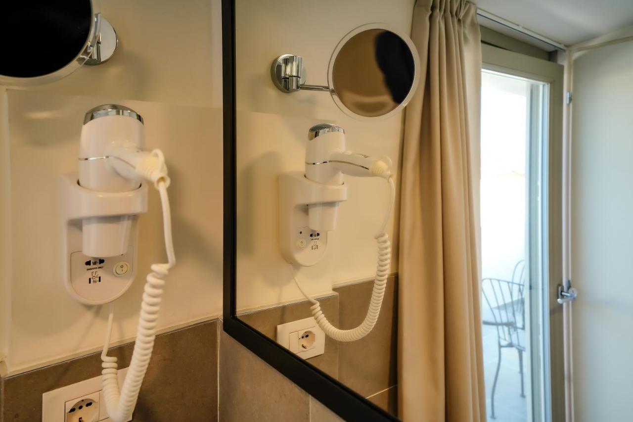 Bergamo Inn 15 מראה חיצוני תמונה A wall-mounted hair dryer in a hotel room