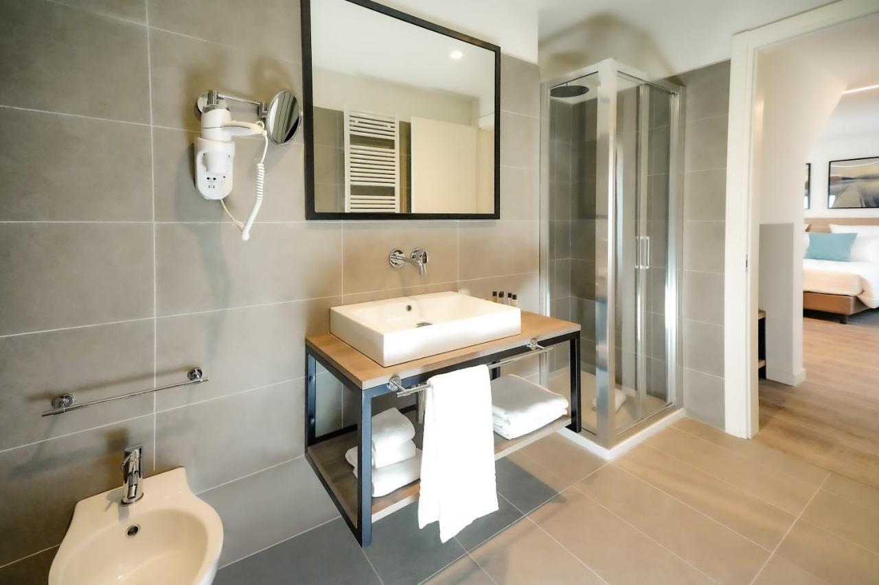 Bergamo Inn 15 מראה חיצוני תמונה Bathroom of a hotel room