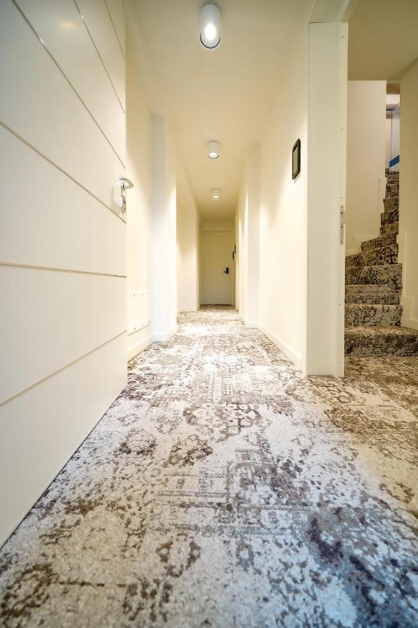 Bergamo Inn 15 מראה חיצוני תמונה A granite floor