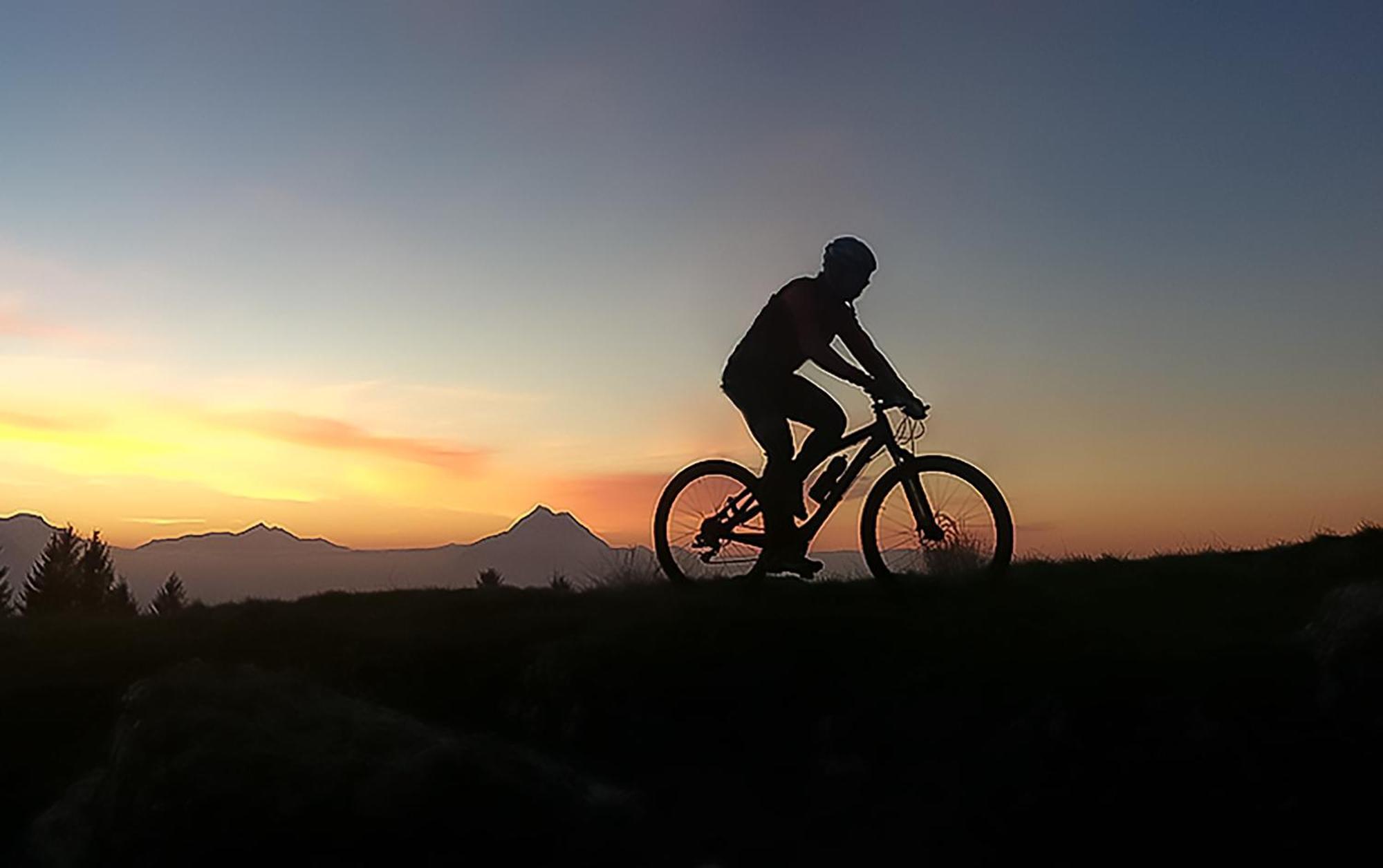 Bergamo Inn 15 מראה חיצוני תמונה Mountain biking at sunset